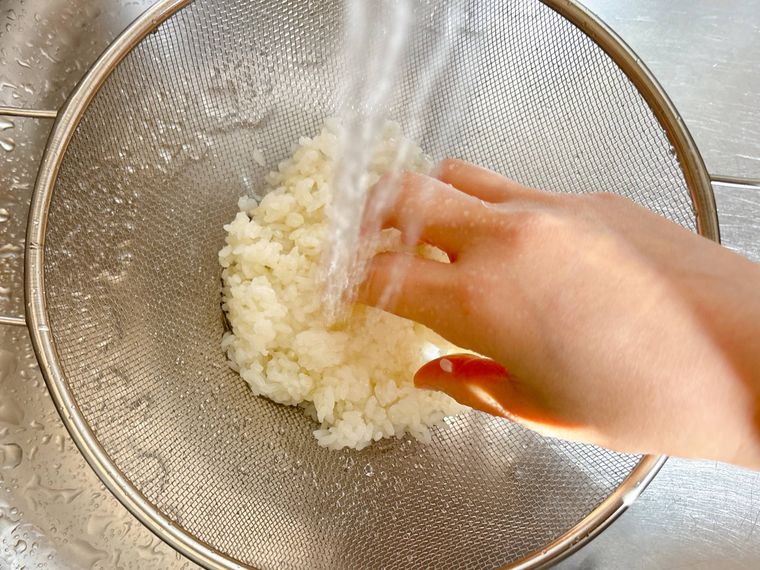 ごはんを流水で洗う様子