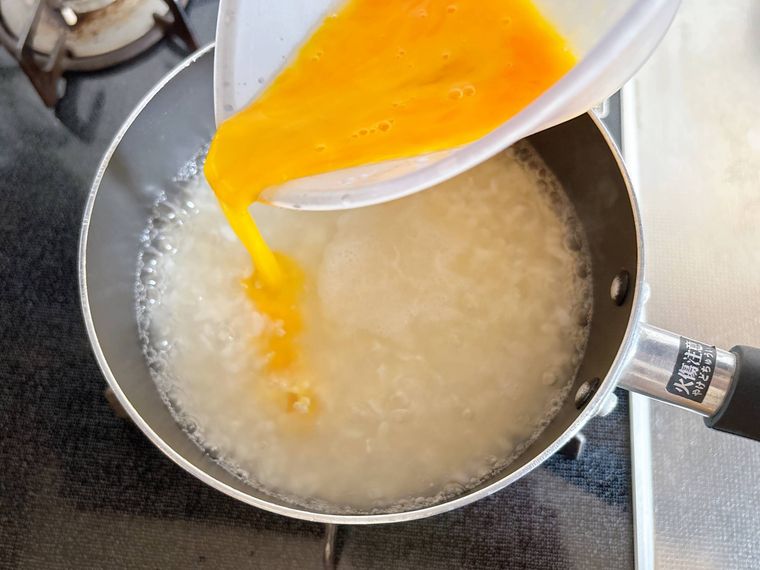鍋に溶き卵を入れる様子
