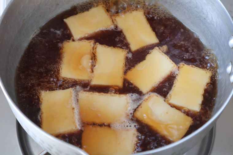 厚揚げを煮ている