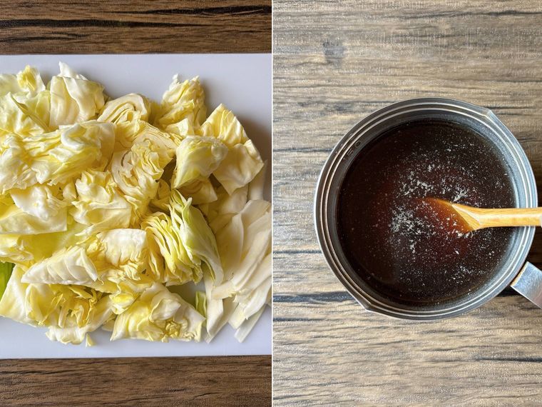 ざく切りにしたキャベツと調味料を混ぜる様子