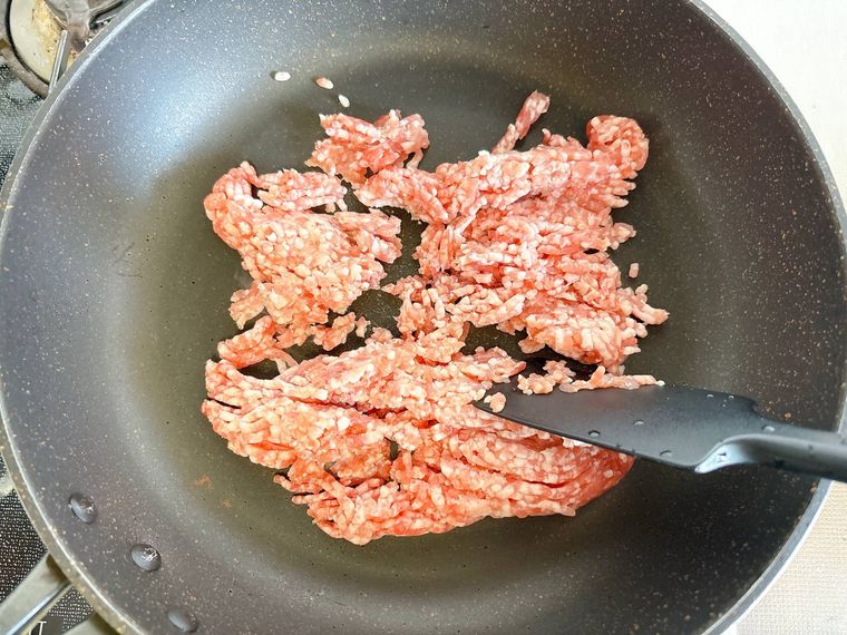 フライパンで豚ひき肉を炒める様子