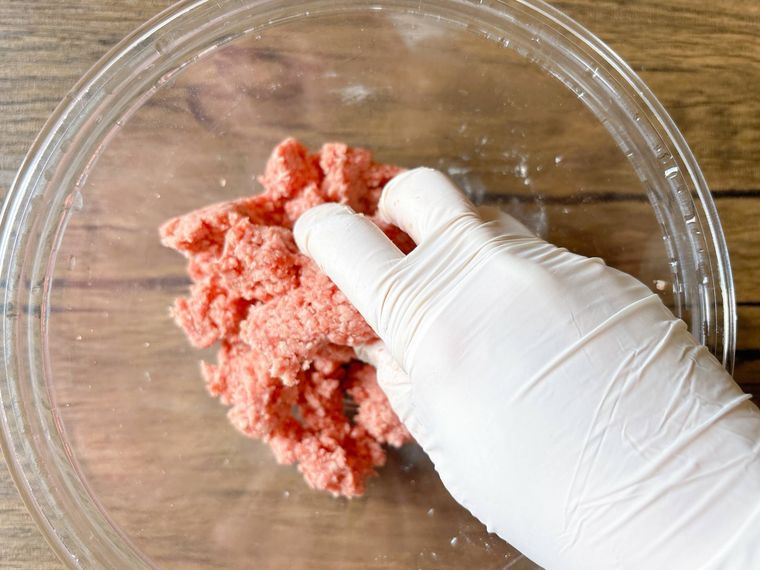 合い挽き肉を混ぜる様子