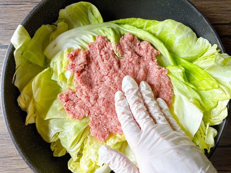 キャベツに合い挽き肉を重ねる様子