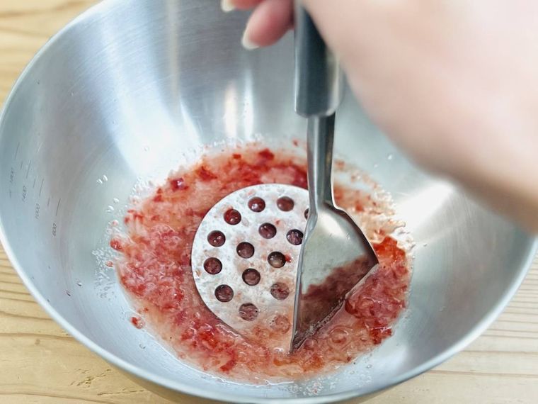 いちごをマッシャーでつぶしている様子
