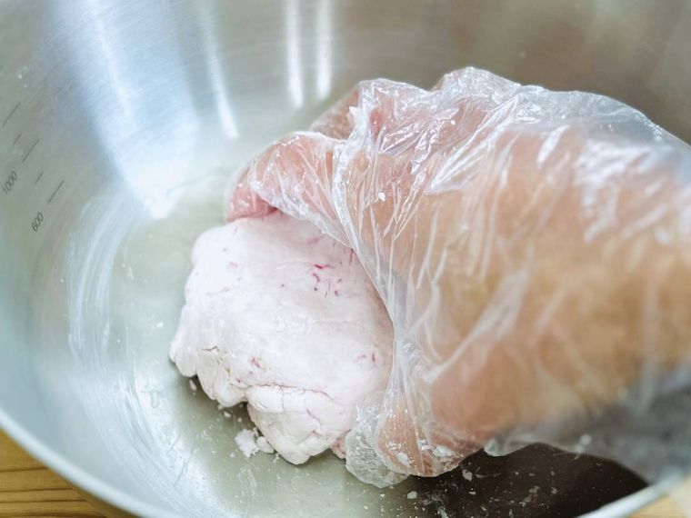 いちご白玉の生地をこねている様子