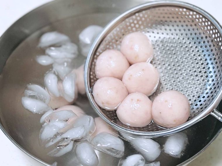 いちご白玉を氷水に入れている様子