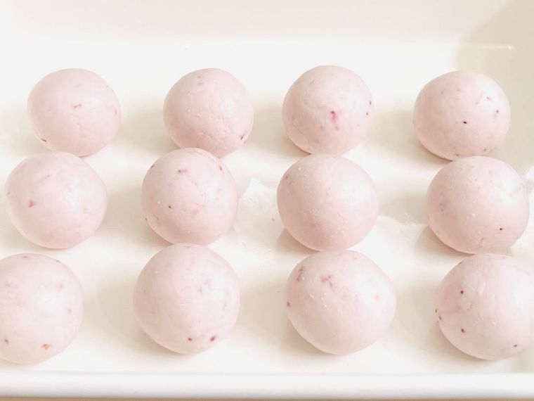 いちご白玉の生地を丸めた様子