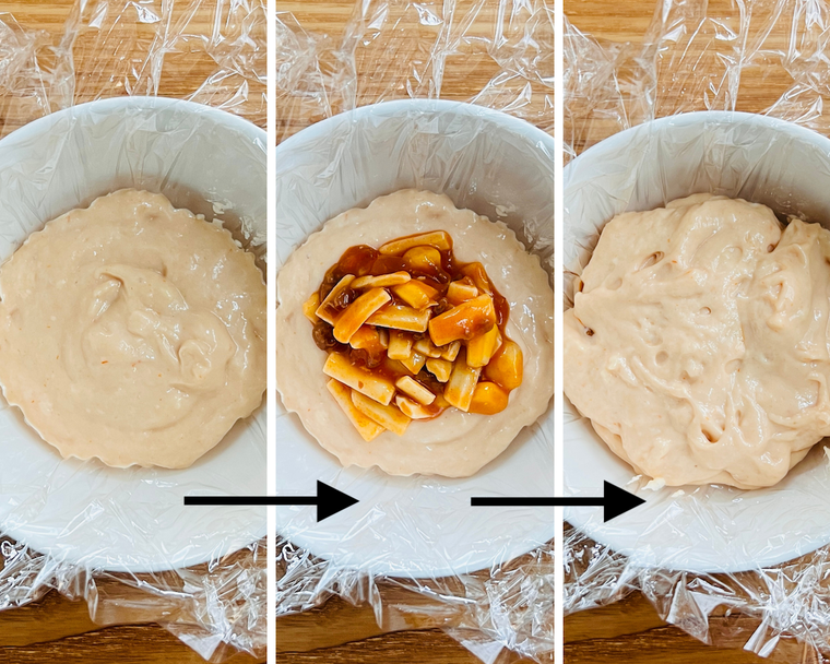 ピザまんの生地に具を詰めている様子