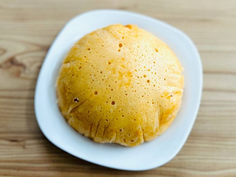 白い皿に盛られたピザまん