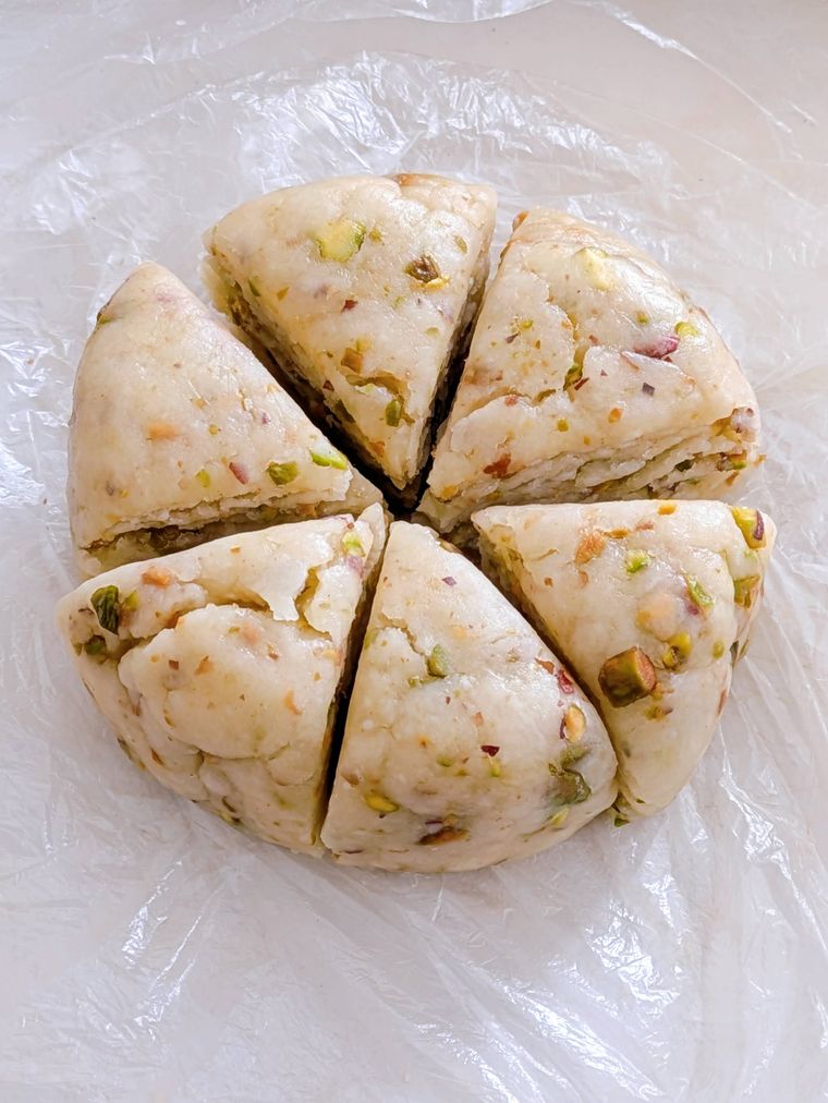 切り開いたポリ袋の上で放射状の6等分にカットしたスコーン生地