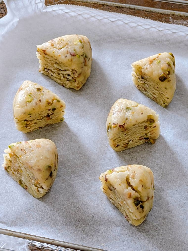 クッキングシートを敷いた上に並べた焼く前のスコーン生地