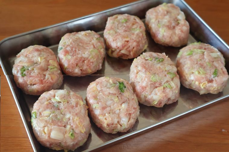 小判形に成形したつくねが並んでいる