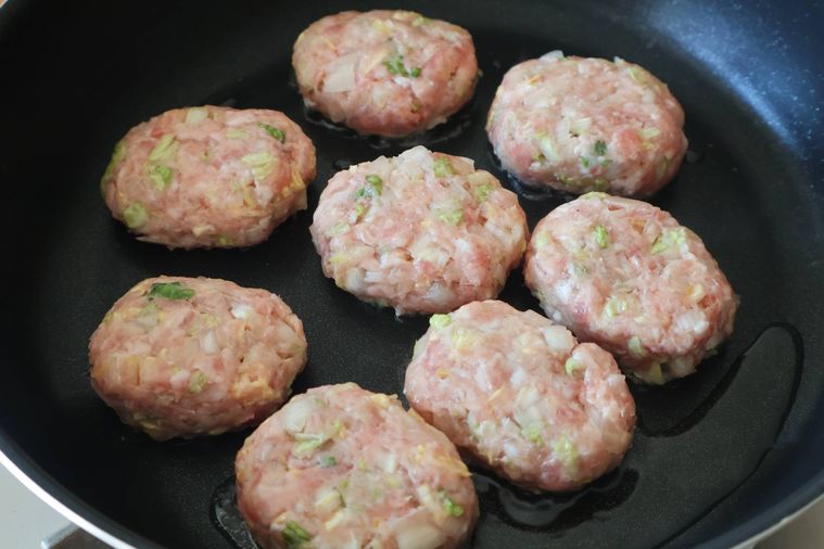 フライパンでつくねを焼いている