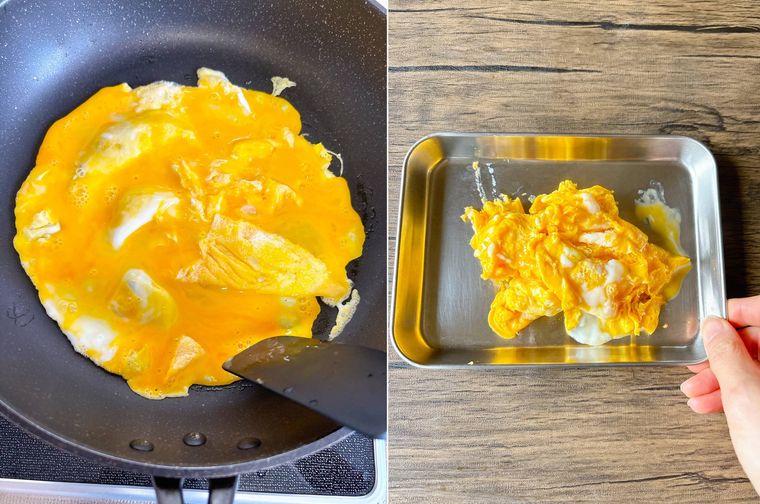 フライパンで卵を炒めて取り出す様子