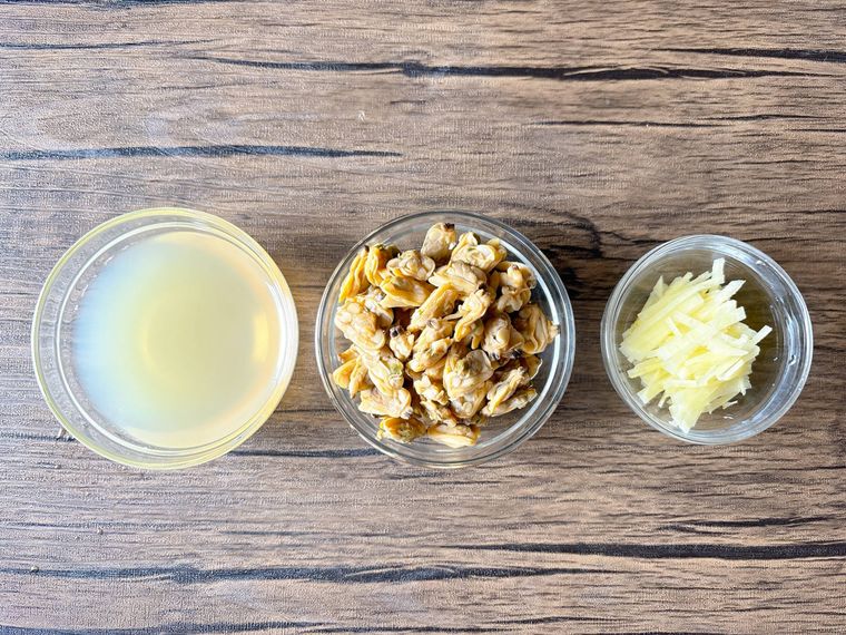 むき身と汁を分けたあさり、しょうがの千切り