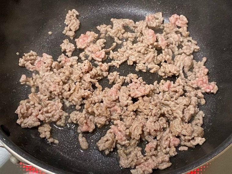 フライパンで豚ひき肉を炒める