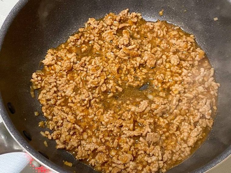 豚ひき肉と調味料、長ねぎを加える