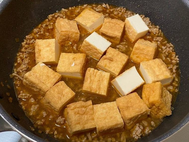 鶏ガラスープの素、水、厚揚げを加える