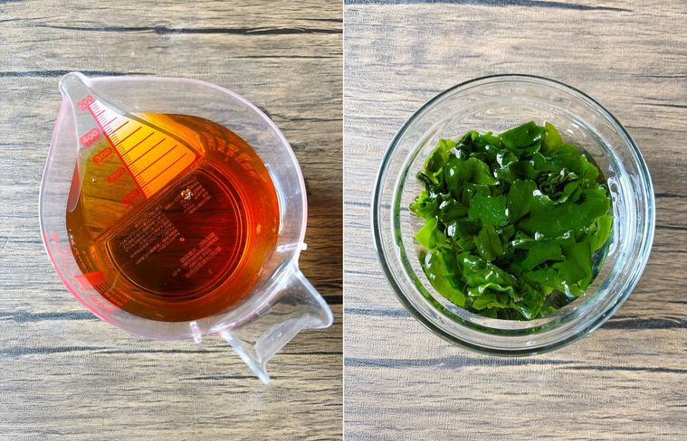 調味料と水が入った計量カップと乾燥わかめを水で戻している様子