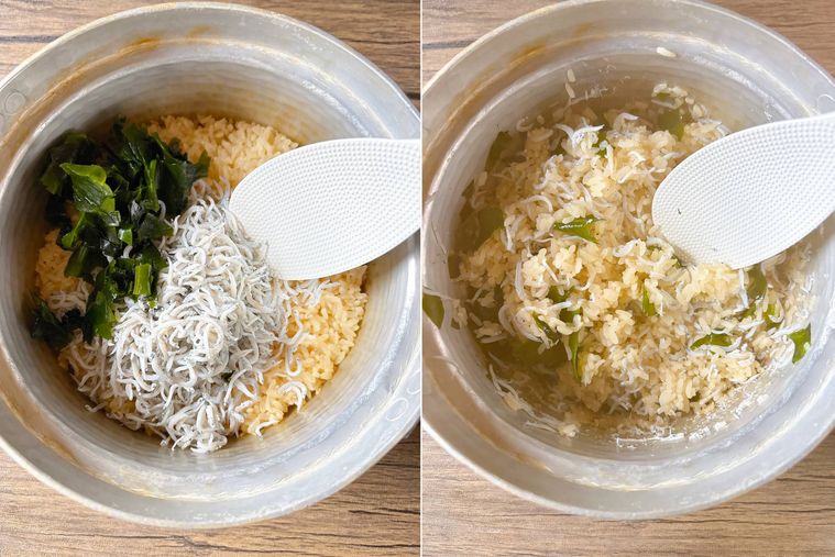 米に釜揚げしらすとわかめを混ぜる様子