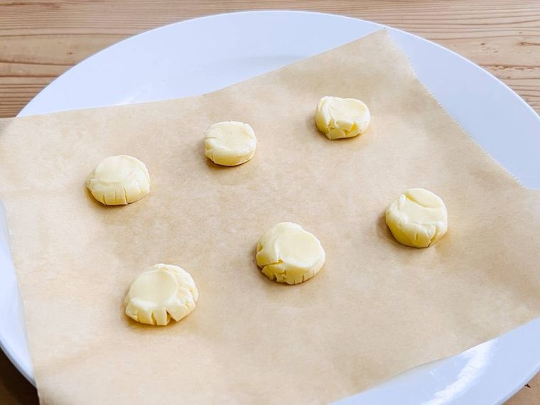 つぶしたキャンディチーズを耐熱皿に並べた様子