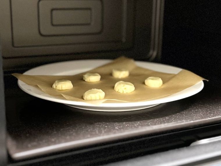 つぶしたキャンディチーズを電子レンジの庫内に入れた様子