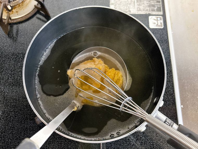 合わせみそを溶く様子
