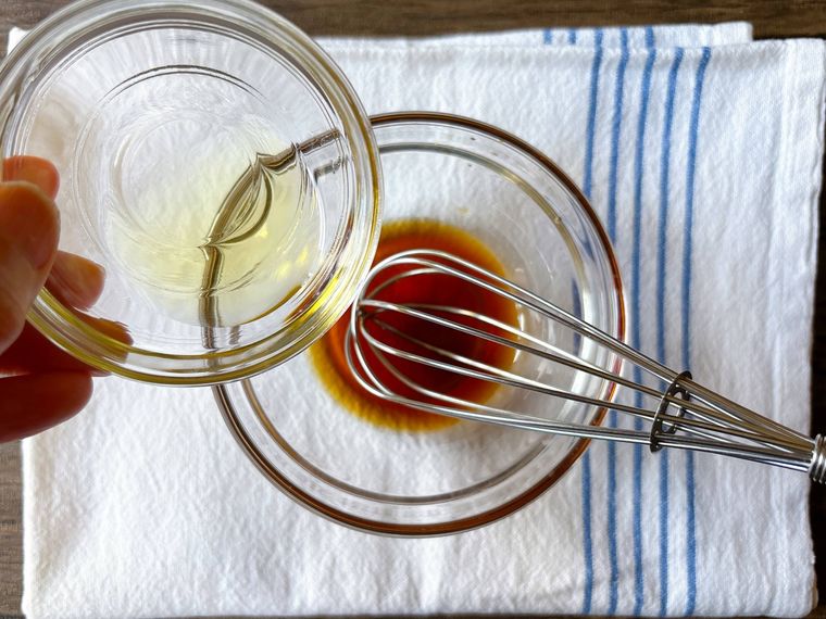 調味料を混ぜる様子