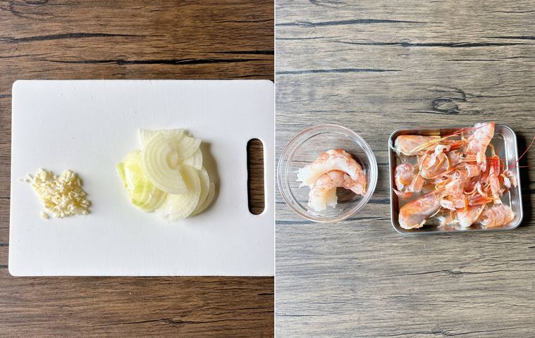 カットした玉ねぎ、みじん切りにしたにんにく、身と殻に分けたえび