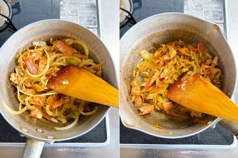 玉ねぎを加えて炒める様子