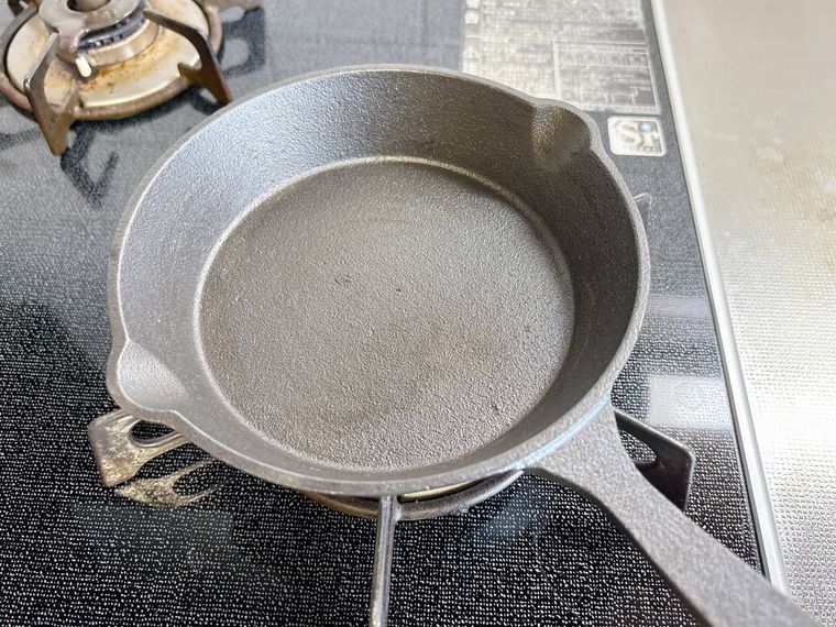 スキレットを予熱する様子