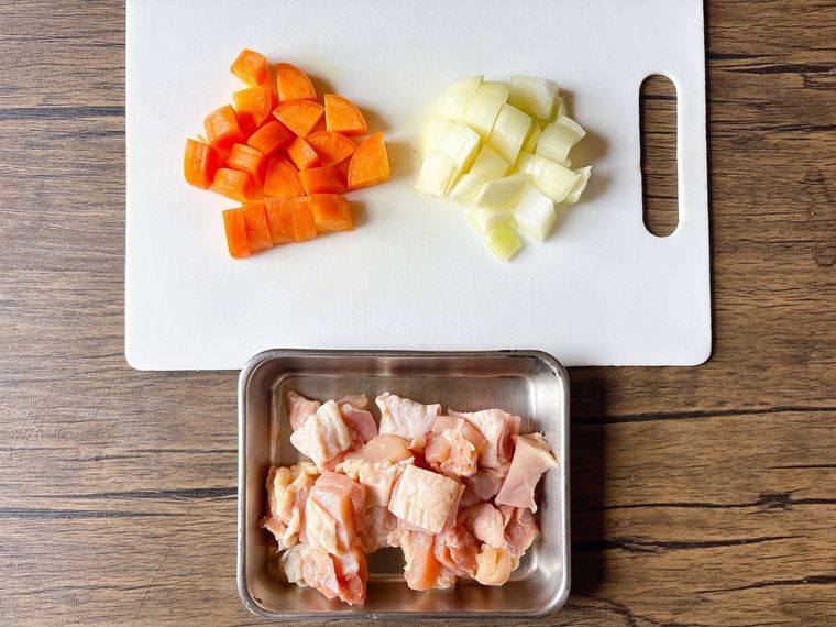 カットした玉ねぎ、にんじん、鶏もも肉