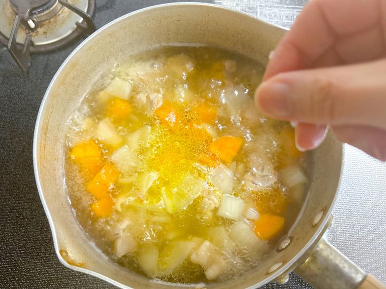 スープに塩を加える様子