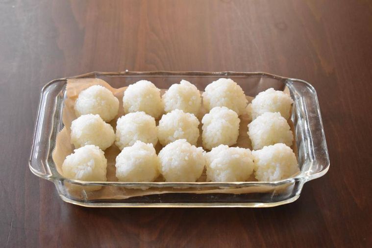 小さく丸めて並べたおにぎり