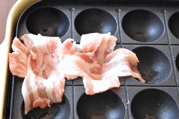 たこ焼き器の穴に敷いた豚バラ肉