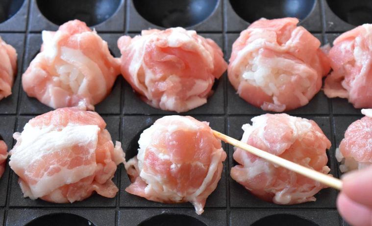 たこ焼き器の穴に詰めた肉巻きごはん