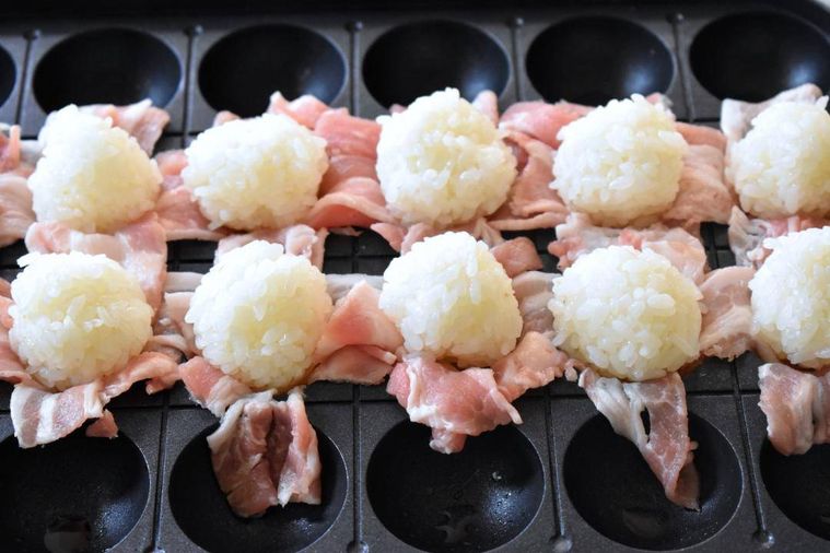 たこ焼き器の穴に入れたごはん