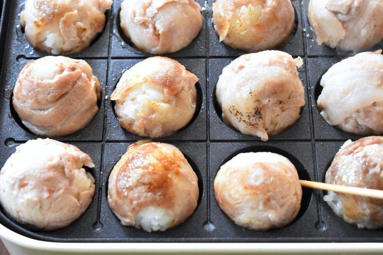 たこ焼き器の中で焼いた肉巻きおにぎり
