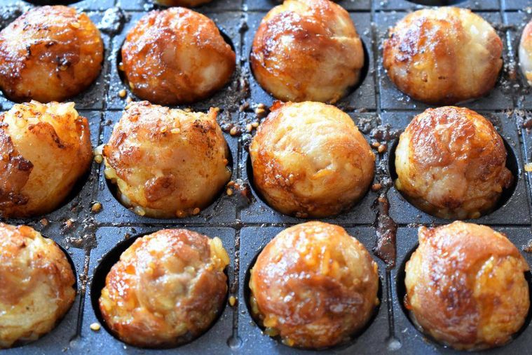 たこ焼き器で焼きあがった肉巻きおにぎり