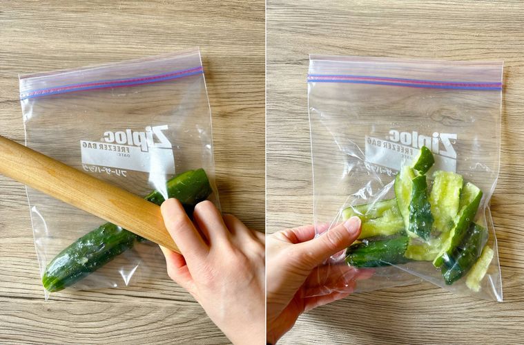 きゅうりを袋に入れて割る様子