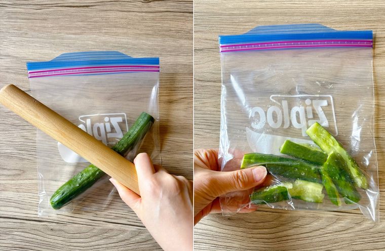 ジッパー付き保存袋に入れたきゅうりを叩いて割る様子