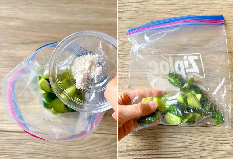 袋にきゅうりと調味料を入れて揉む様子