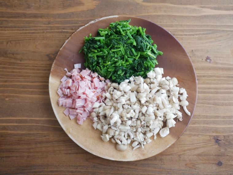 きざんだほうれん草、ベーコン、しめじ