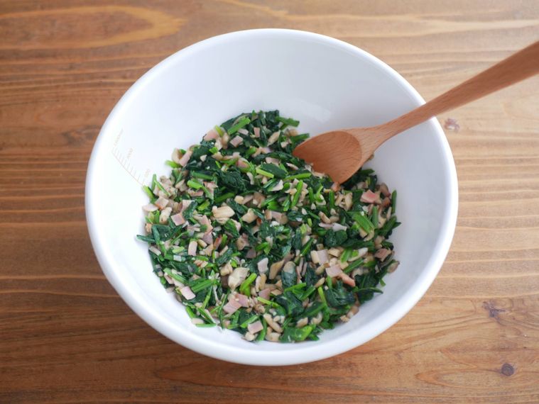 炒めた具材ほうれん草、しめじ、ベーコンを冷ます様子