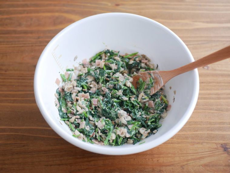 ほうれん草、しめじ、ベーコンにマヨネーズと粉チーズを加えて和える様子