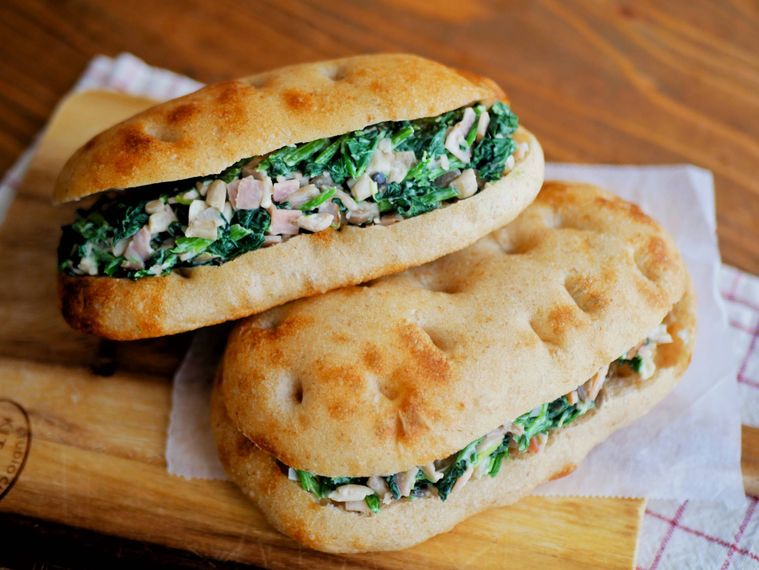 木製のカッティングボードの上に盛られたスピナッチサンド