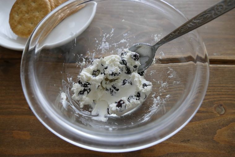 クリームチーズとレーズンを混ぜる様子