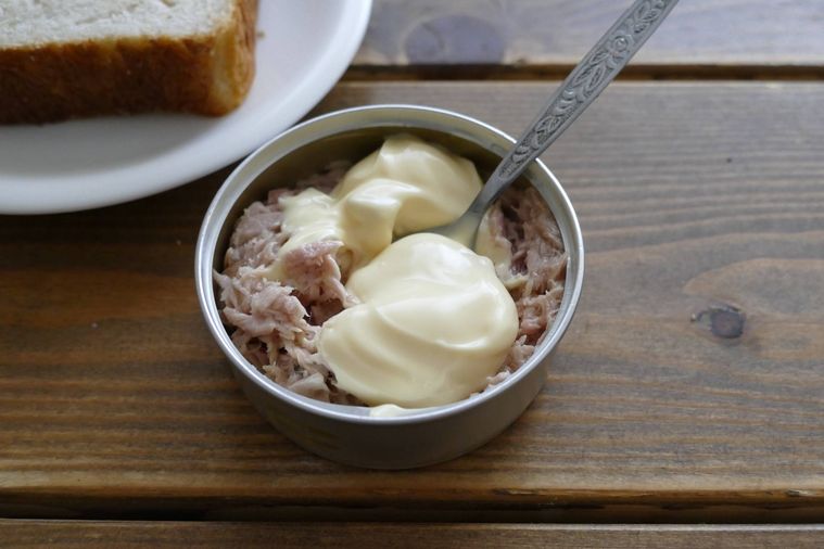 ツナ缶とマヨネーズを和える様子