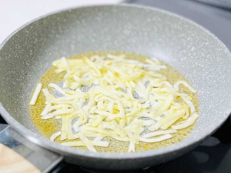 ホットハニーが入ったフライパンにチーズを加えた様子