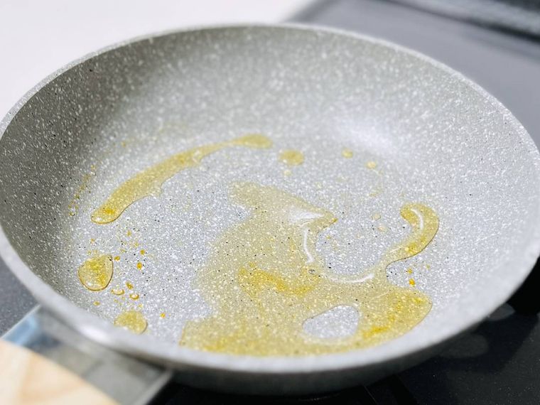 はちみつとラー油が入ったフライパンを温めている様子